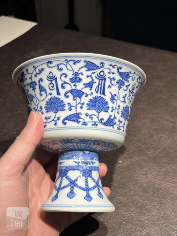 清乾隆 青花缠枝莲托八宝纹高足杯 - 图14